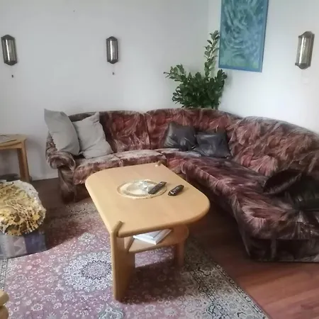 Freistehendes In Mit Terrasse, Grill Und Garten