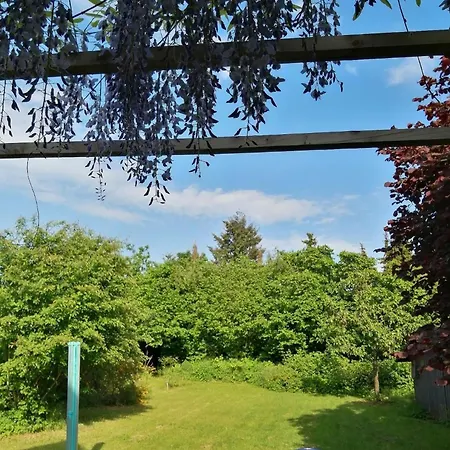 Freistehendes In Mit Terrasse, Grill Und Garten Prázdninový dům *